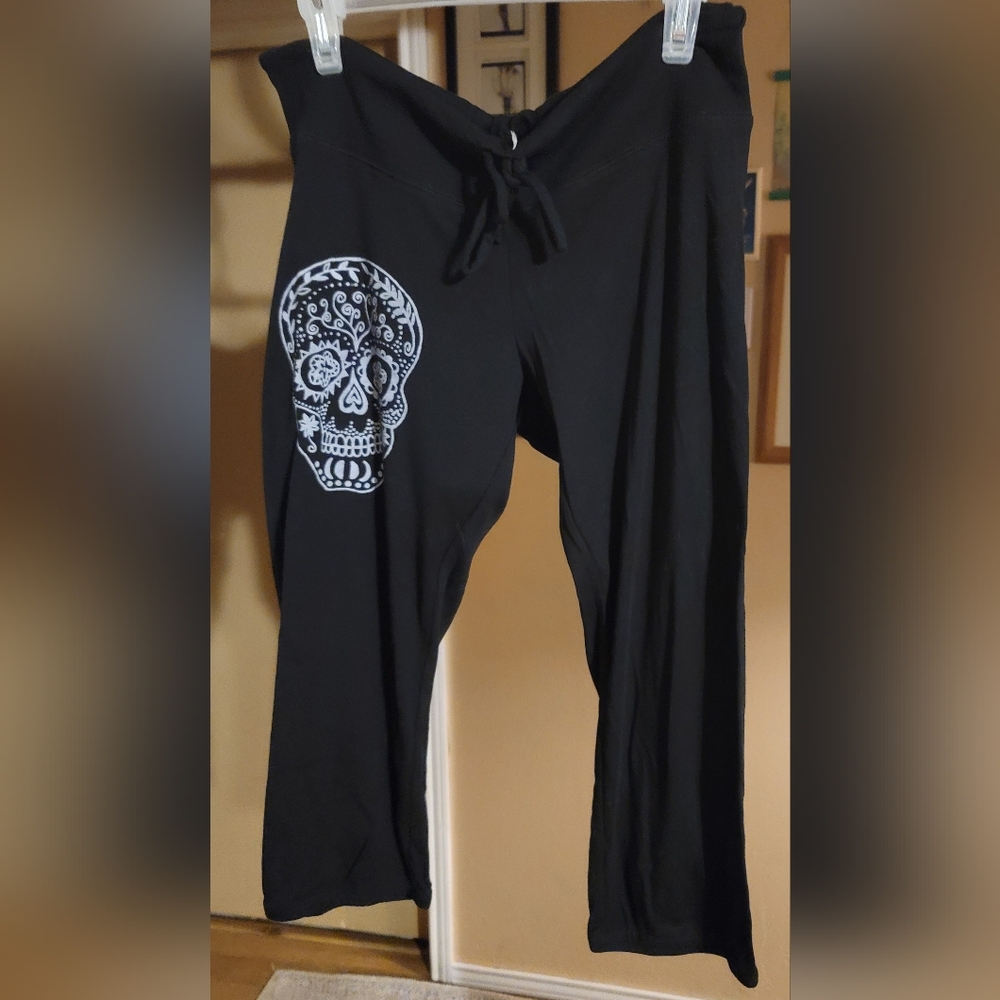 Bella Black Skull Print Capri, Great for Halloween!